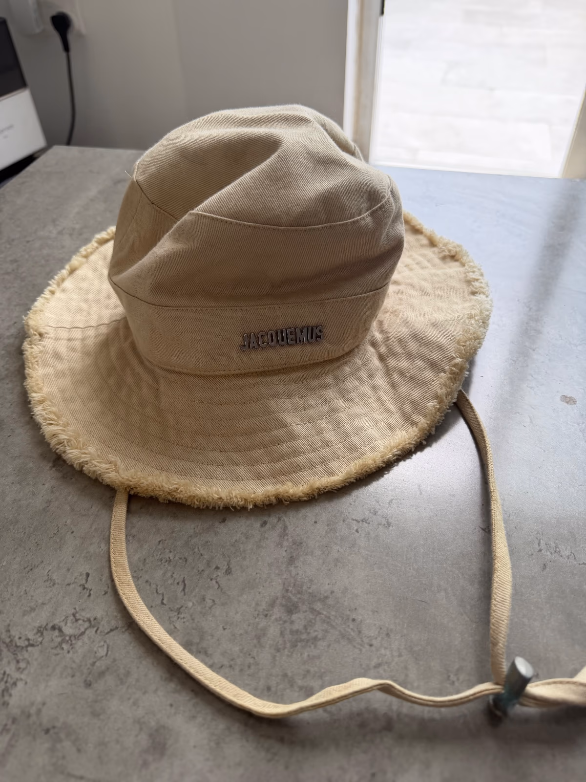 Chapéu de pescador/chapéu de sol Jacquemus bege com bordas desfiadas - Tamanho M, fotografia 3