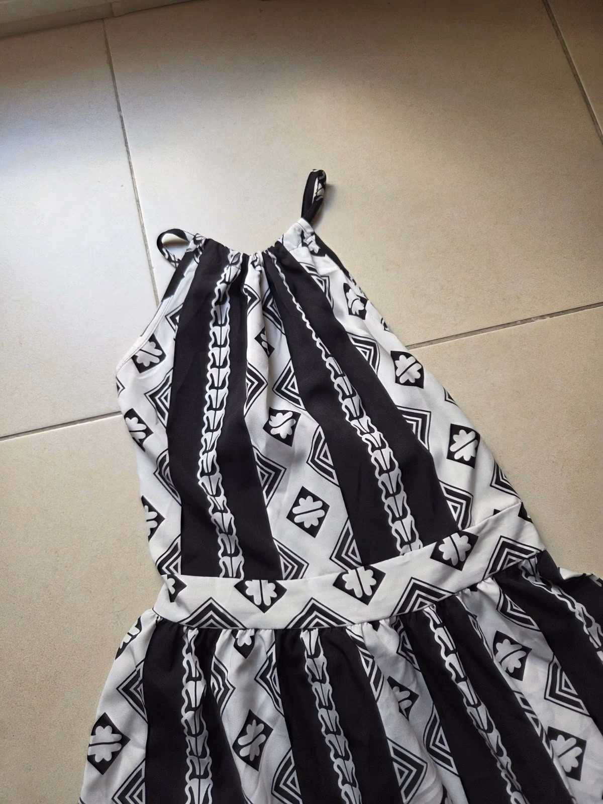 Vestido preto e branco de alças, fotografia 3