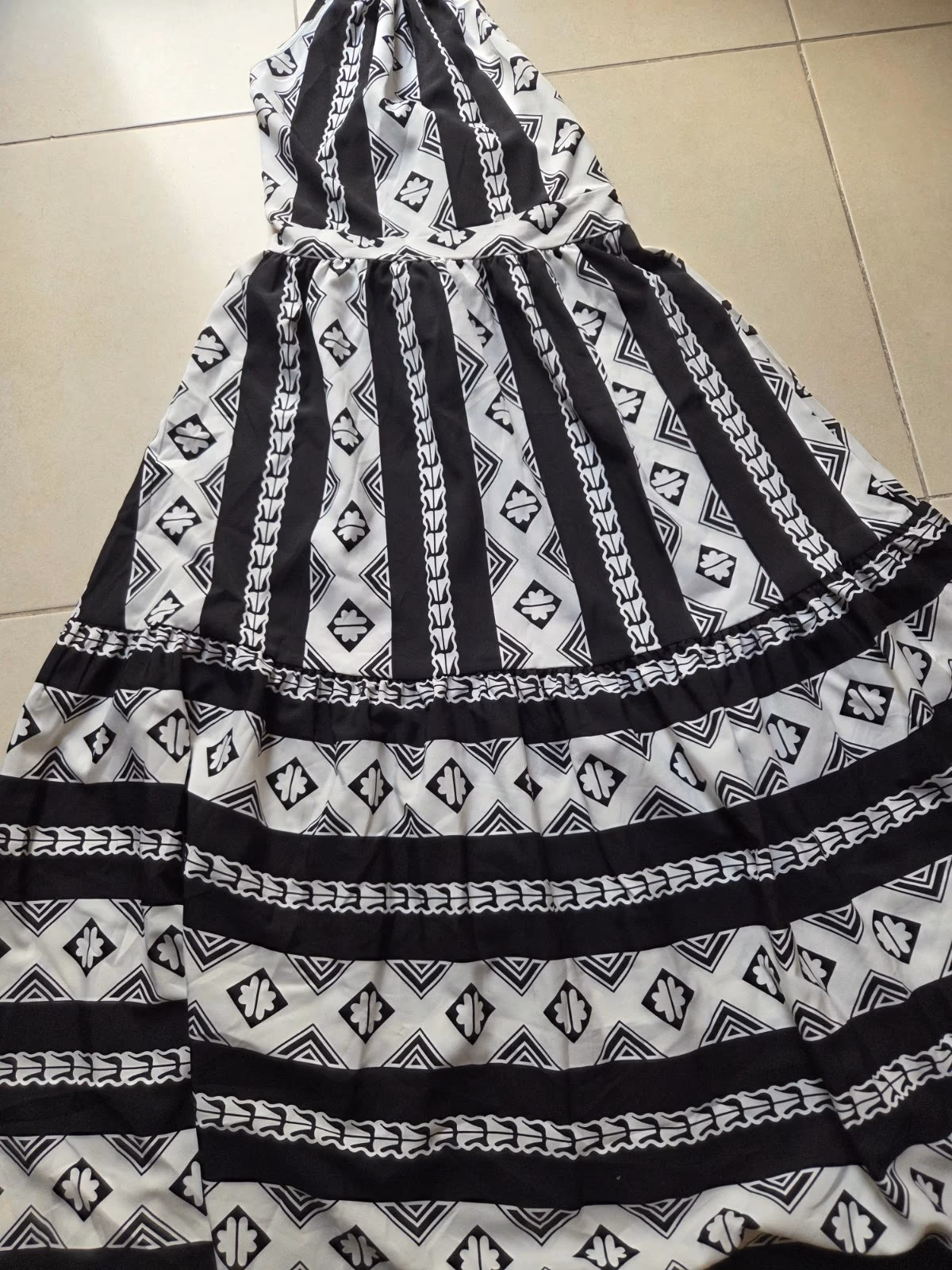 Vestido preto e branco de alças, fotografia 2