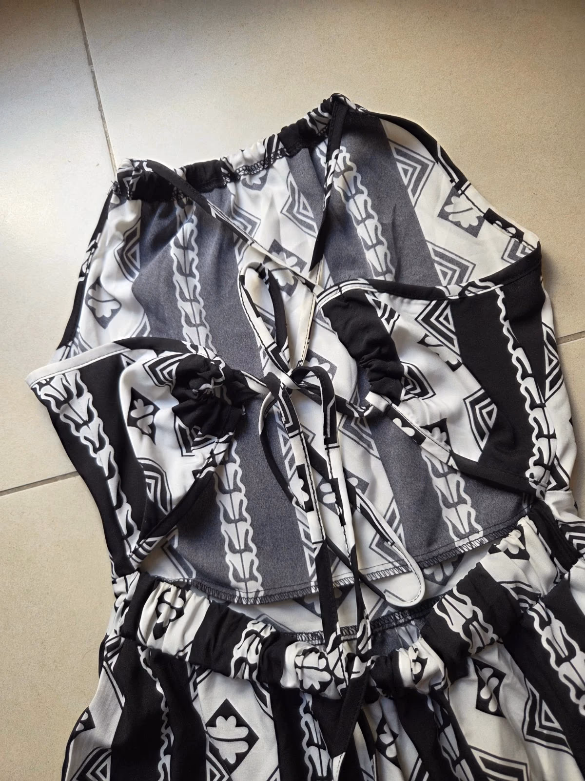 Vestido preto e branco de alças, fotografia 5