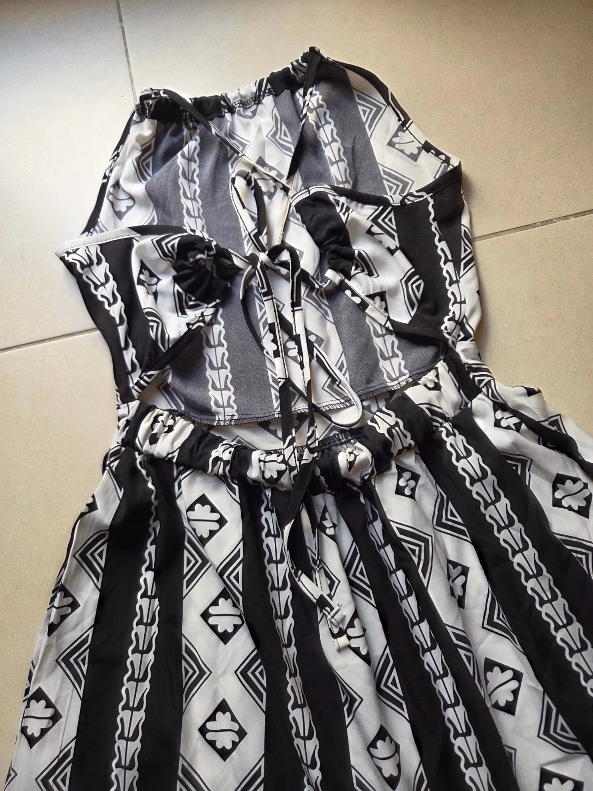 Vestido preto e branco de alças, fotografia 4