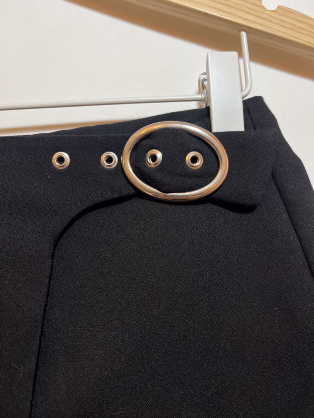 Gonna-pantaloncino Bershka con dettagli a fibbia, foto 3