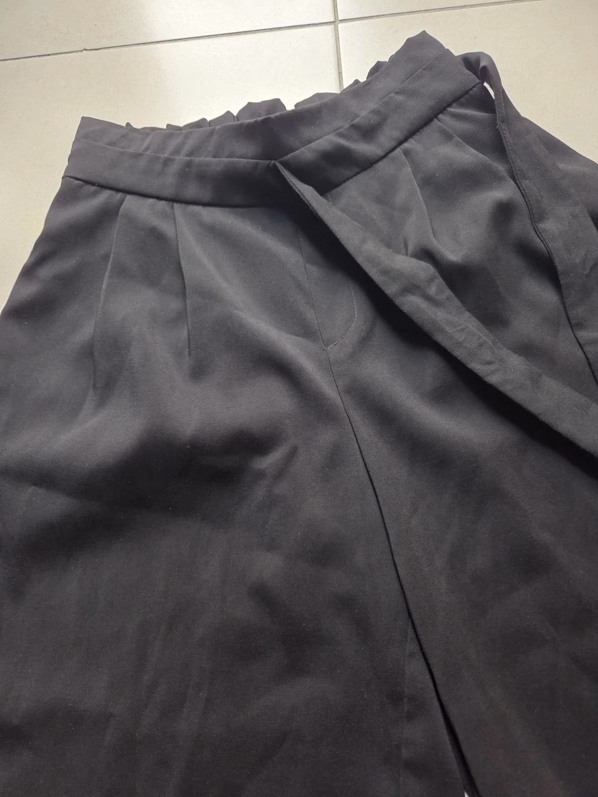 Black high-waisted paperbag trousers, photo 2