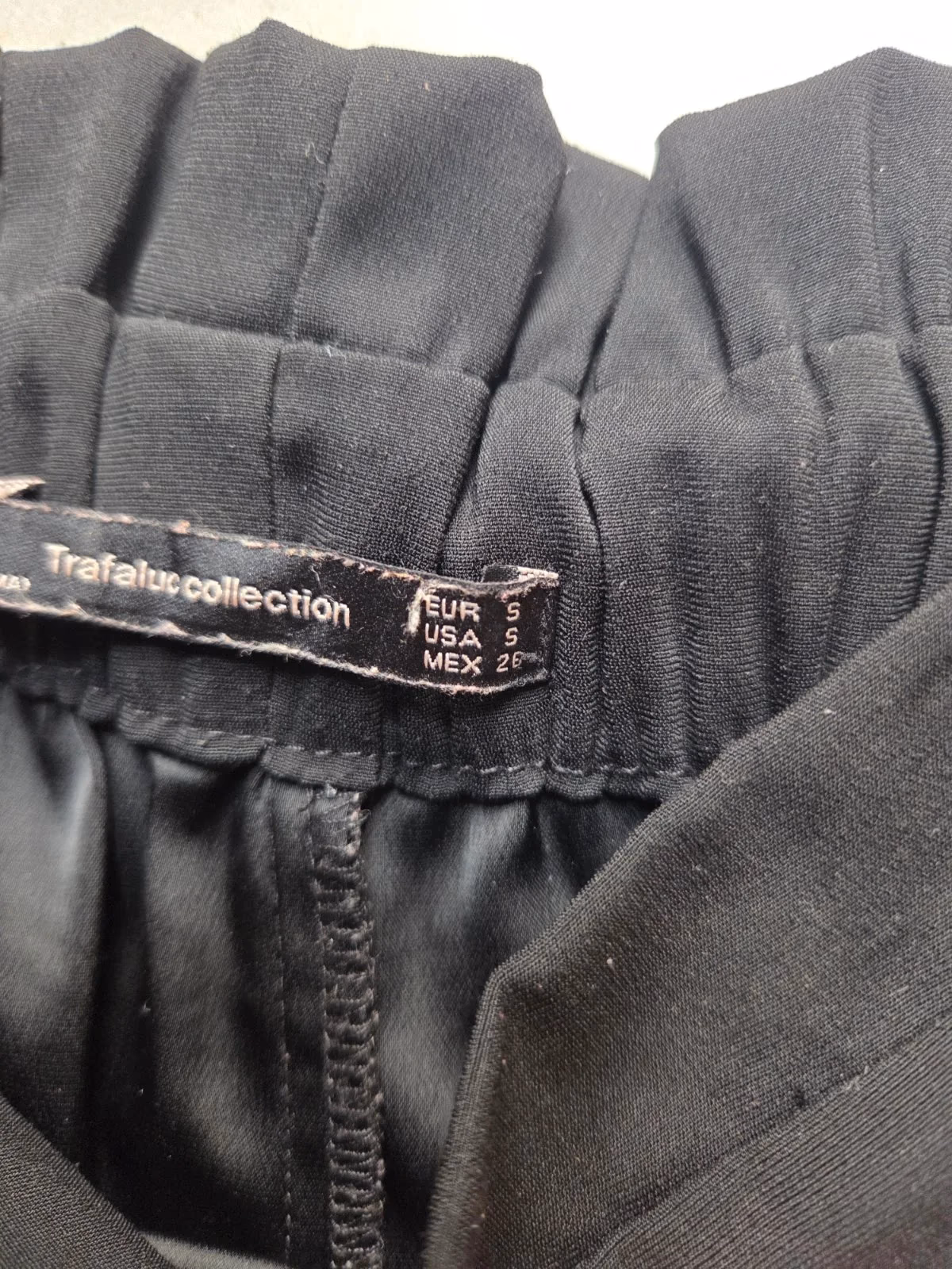 Black high-waisted paperbag trousers, photo 3