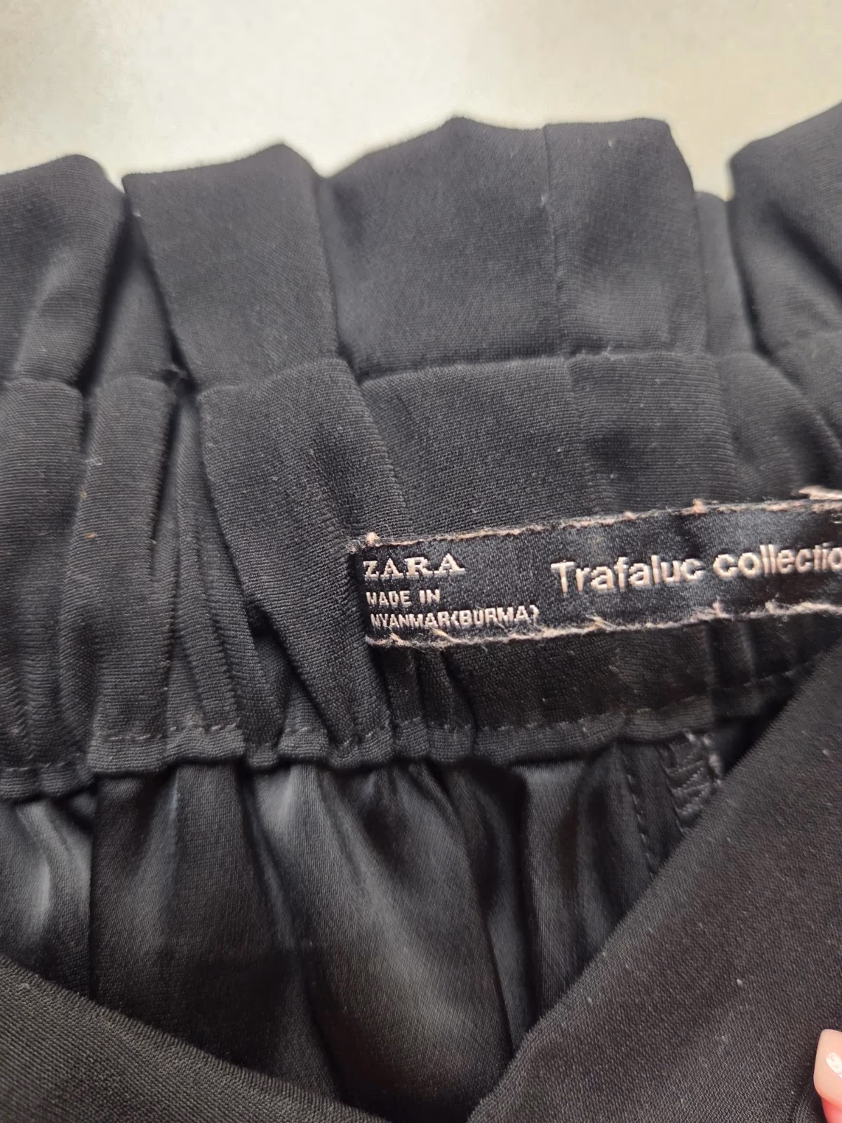 Black high-waisted paperbag trousers, photo 4