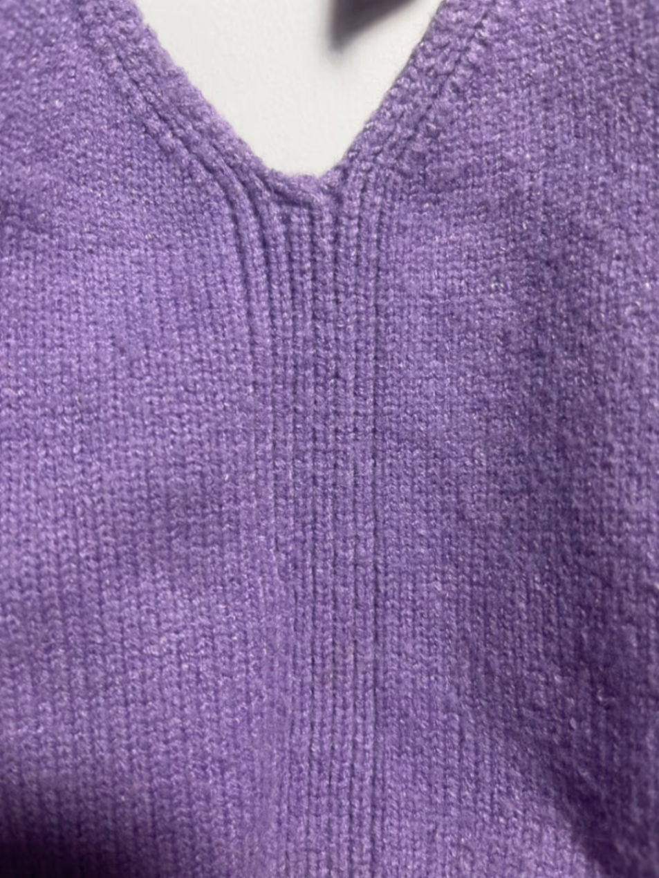 Top curto de malha roxo com decote halter, fotografia 3