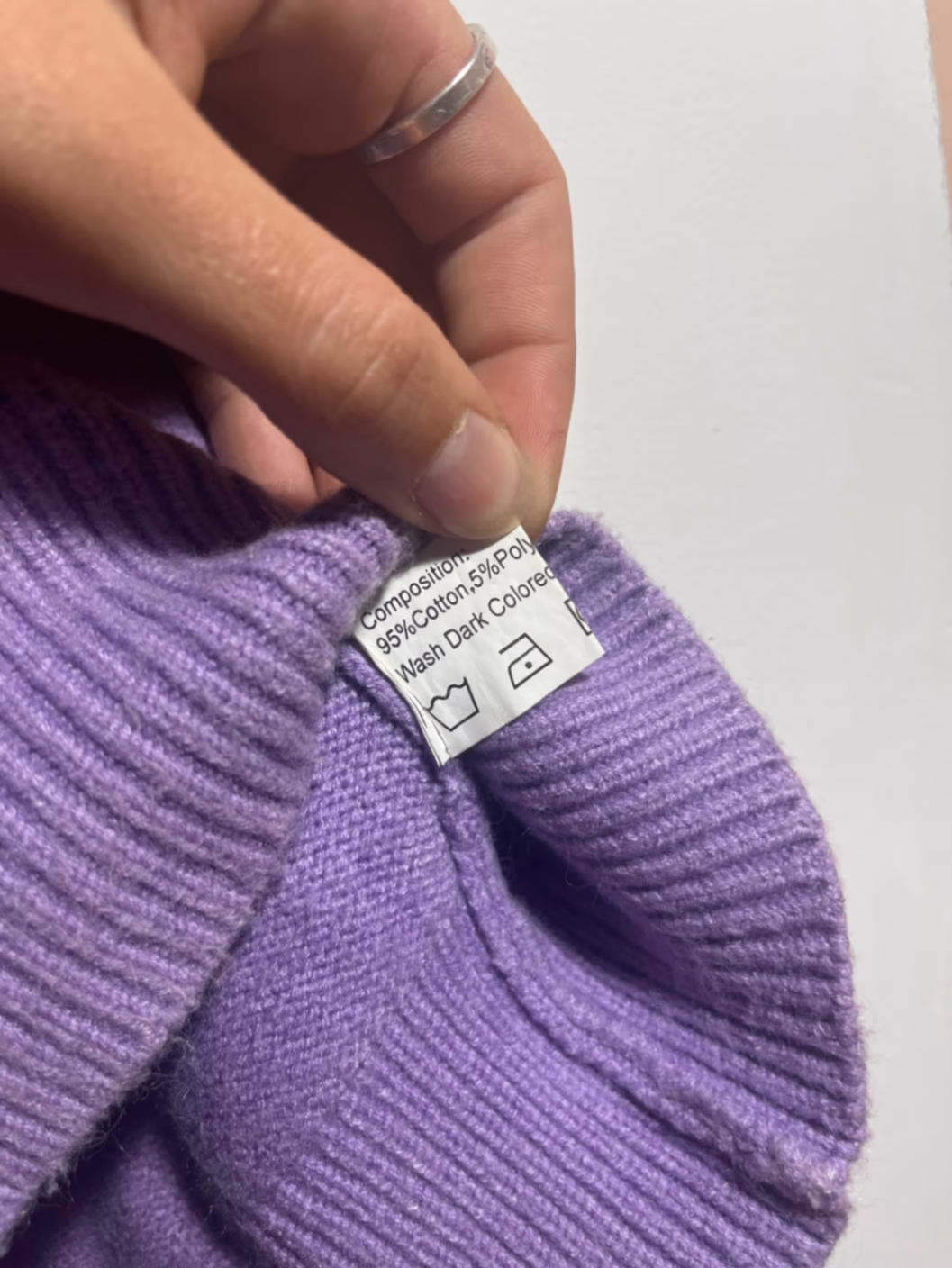 Top curto de malha roxo com decote halter, fotografia 4