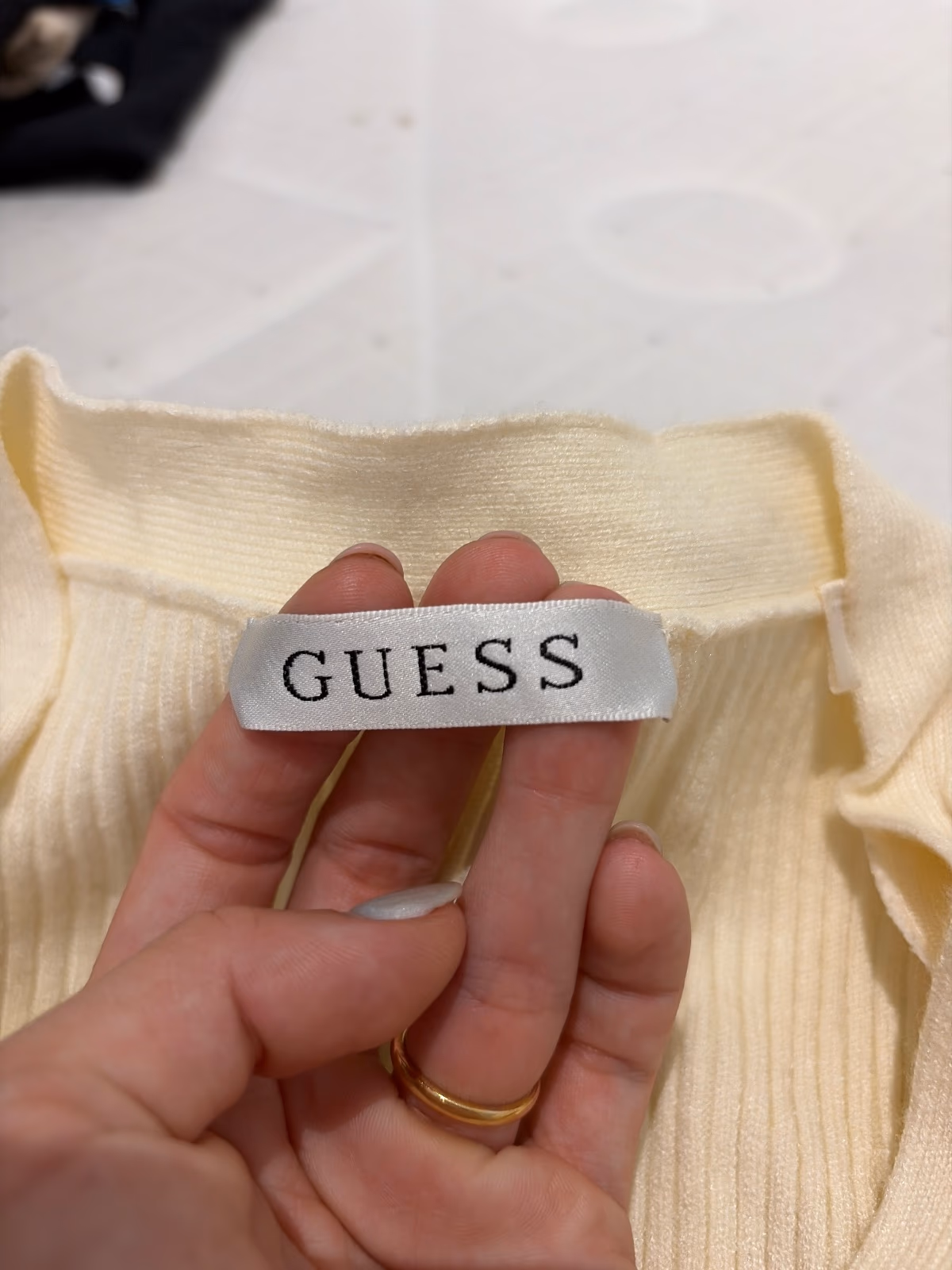 Vestido de crema acanalado con botones de Guess, foto 2