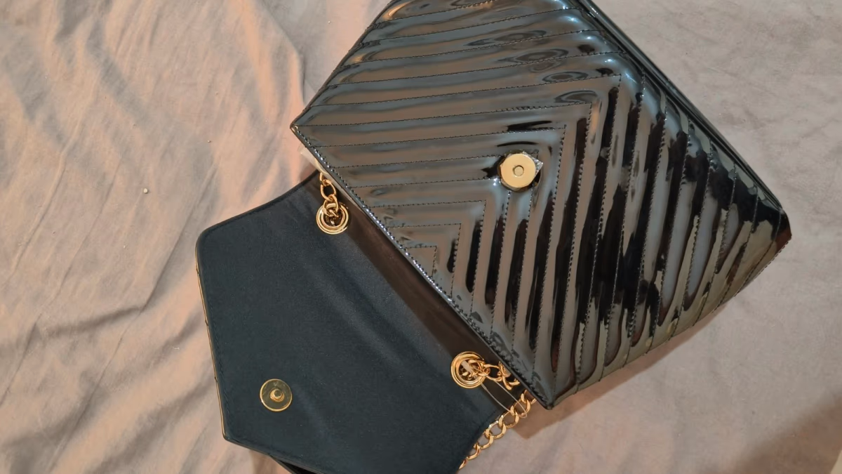 Black quilted chain shoulder bag, photo 4