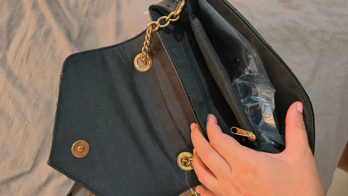 Black quilted chain shoulder bag, photo 3