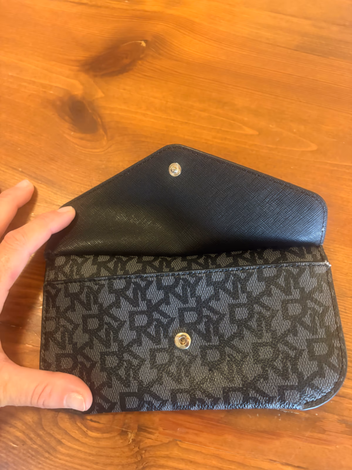 Pochette a busta con monogramma DKNY, foto 3