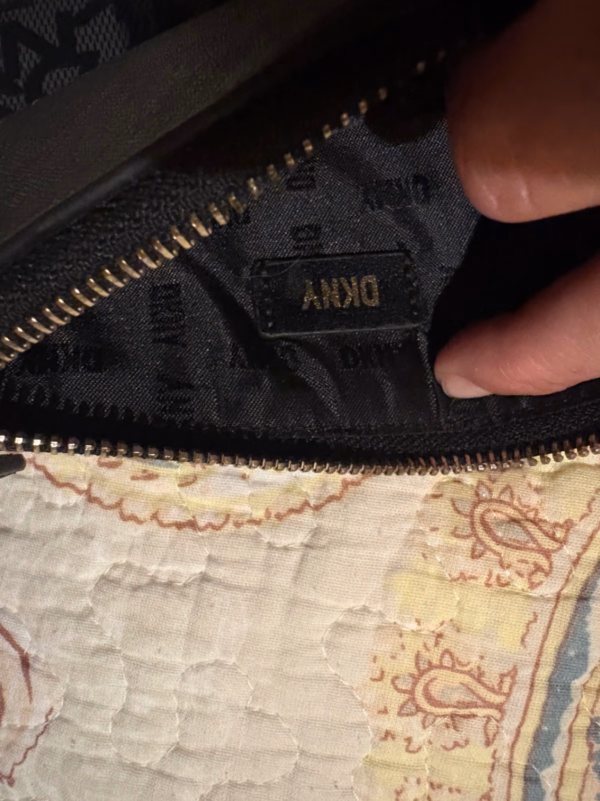 Pochette a busta con monogramma DKNY, foto 5