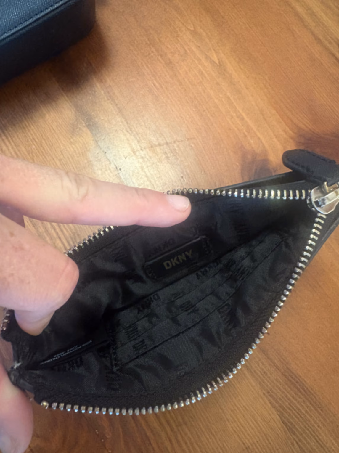 Pochette a busta con monogramma DKNY, foto 4