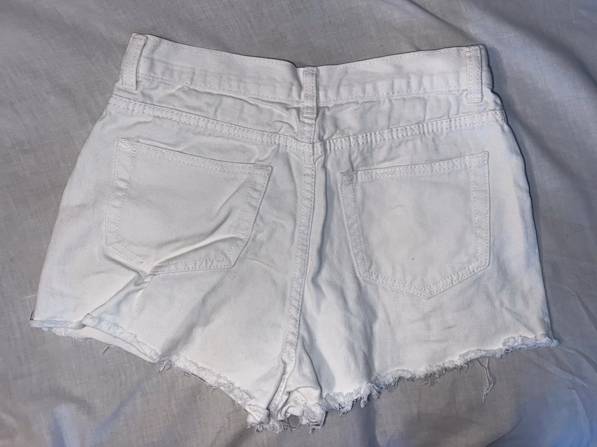 Pantalones cortos de vaquero blancos desgastados, foto 3