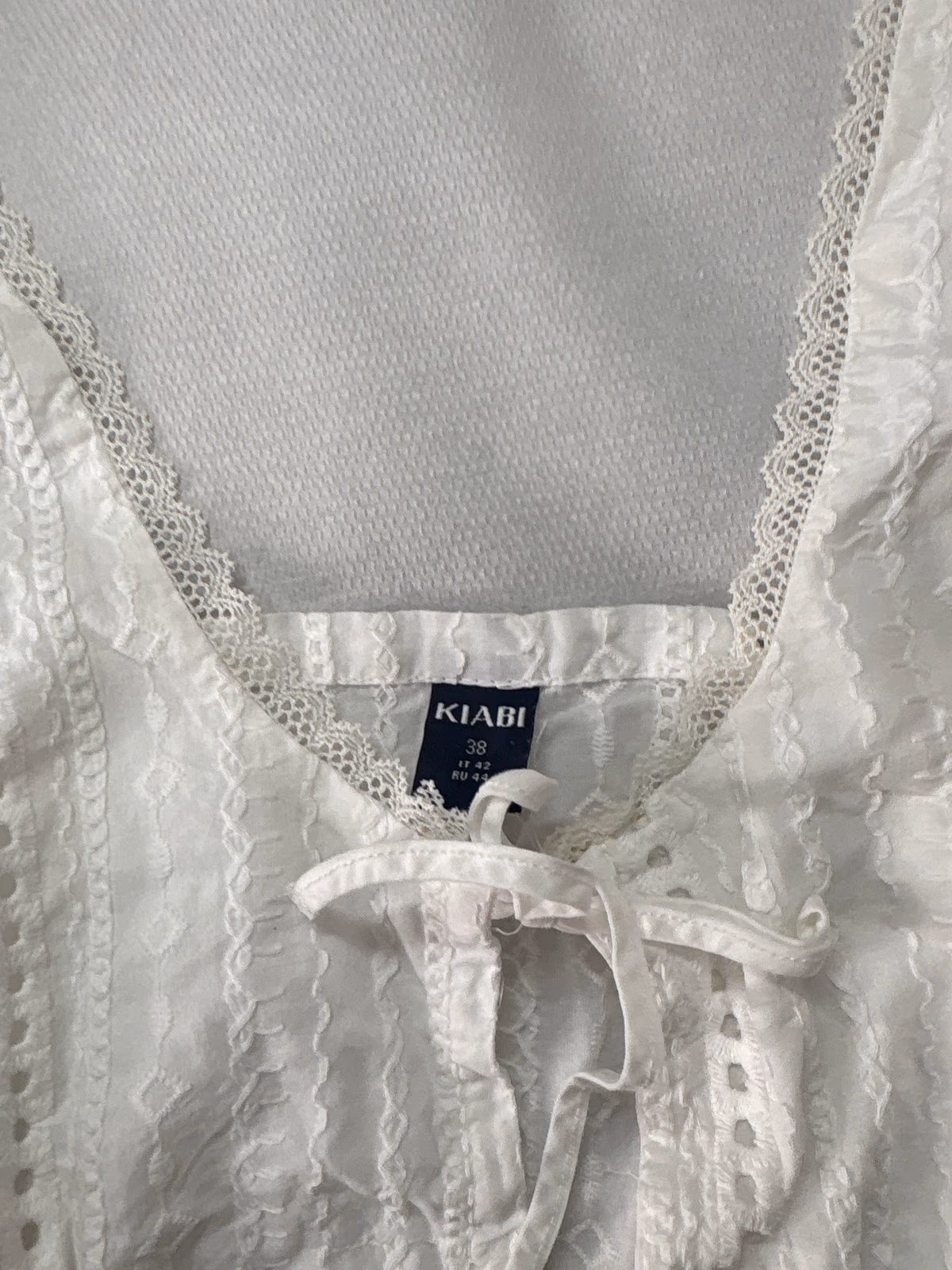 Blusa branca de renda com amarração frontal, fotografia 3