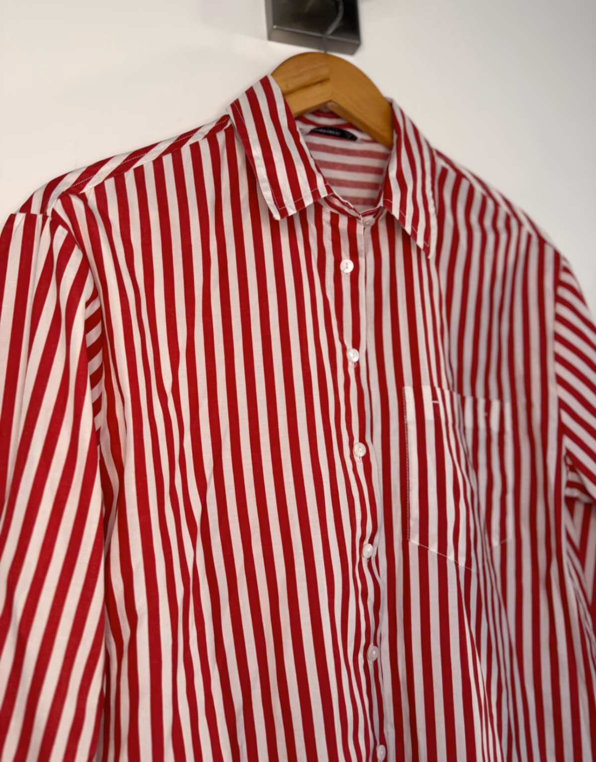 Camisa de Stradivarius a rayas rojas y blancas con botones, foto 2