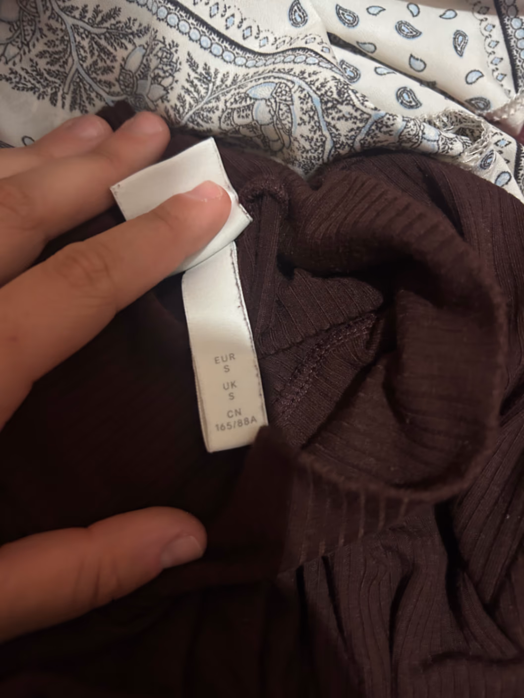 Abito bordeaux a collo alto a coste, foto 3