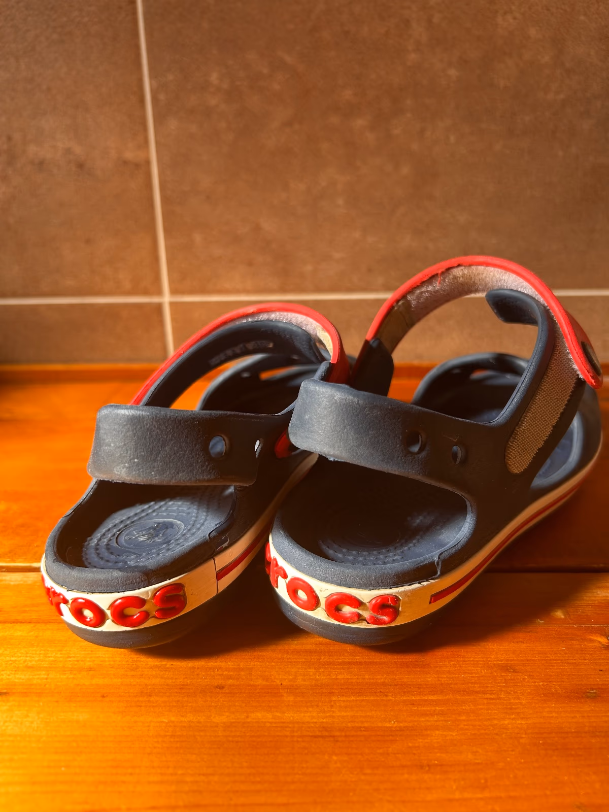 Sandali Crocs per bambini blu navy e rosso, foto 2