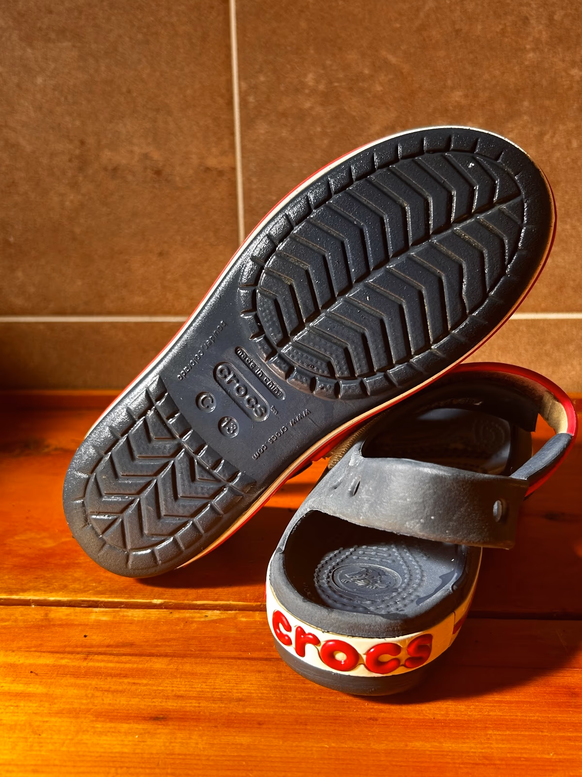 Sandali Crocs per bambini blu navy e rosso, foto 3