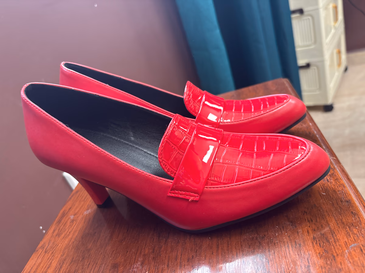 Mocassins vermelhos com efeito crocodilo e acabamento envernizado, fotografia 2