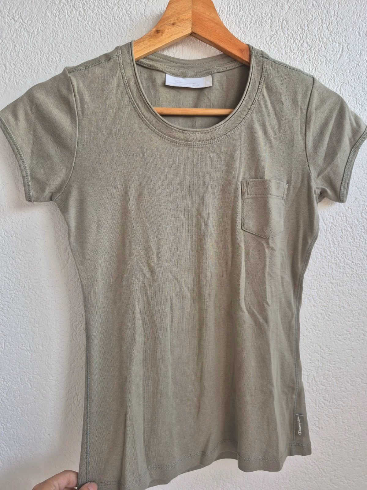 Camiseta Champion de algodón color oliva con bolsillo, foto 3