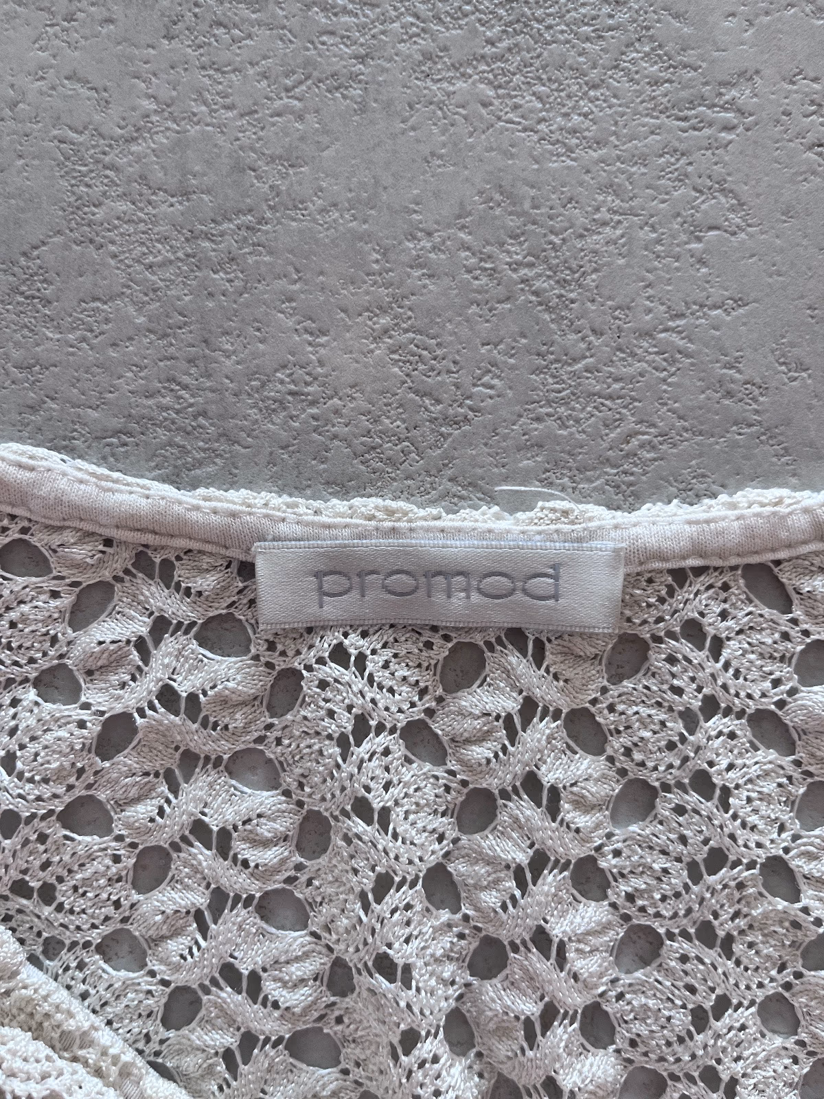 Top em malha de croché Off White da Promod, fotografia 5
