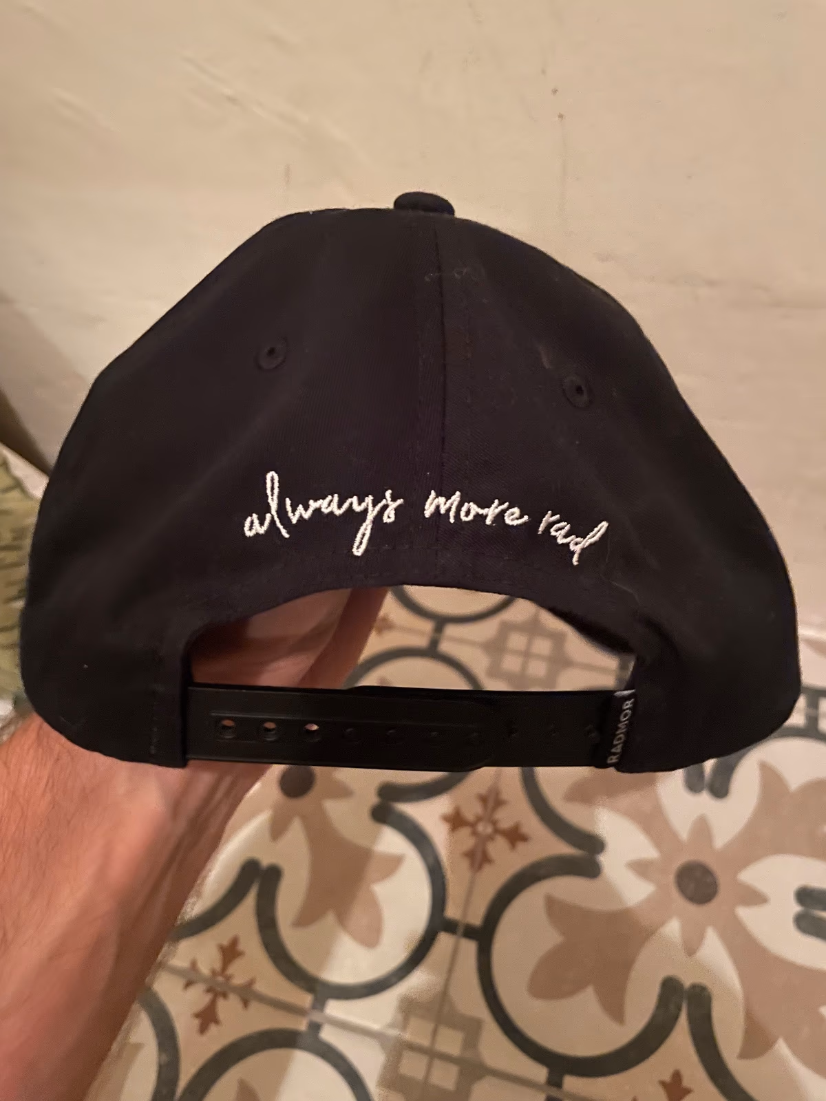 Boné gráfico bordado Radmor, fotografia 2