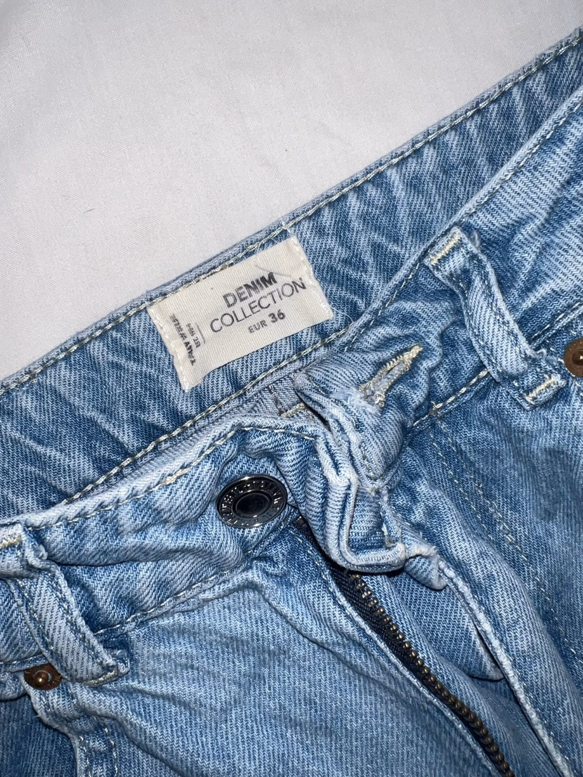 Jeans in denim slavato con effetto consumato, foto 6