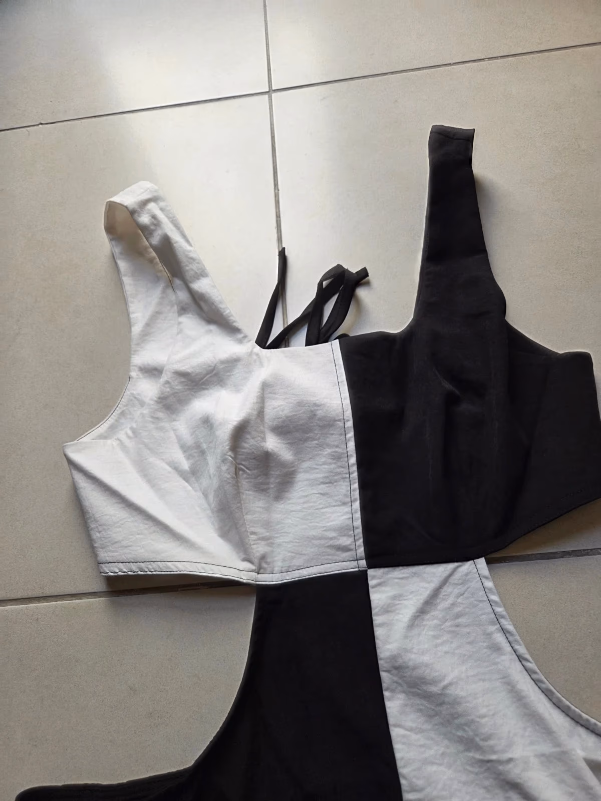 Vestido blanco y negro con aberturas, foto 2