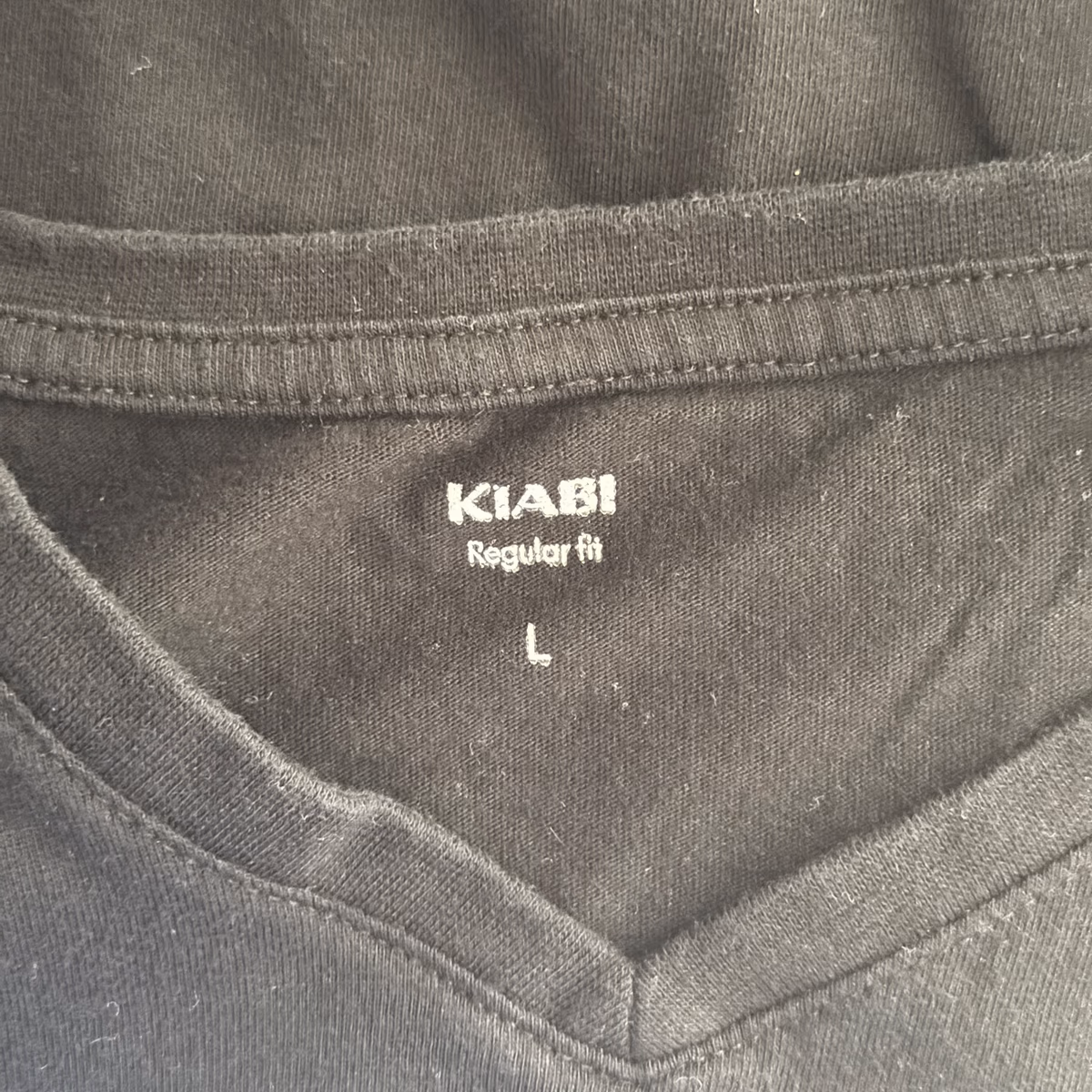 T-shirt básica preta com decote em V, fotografia 3