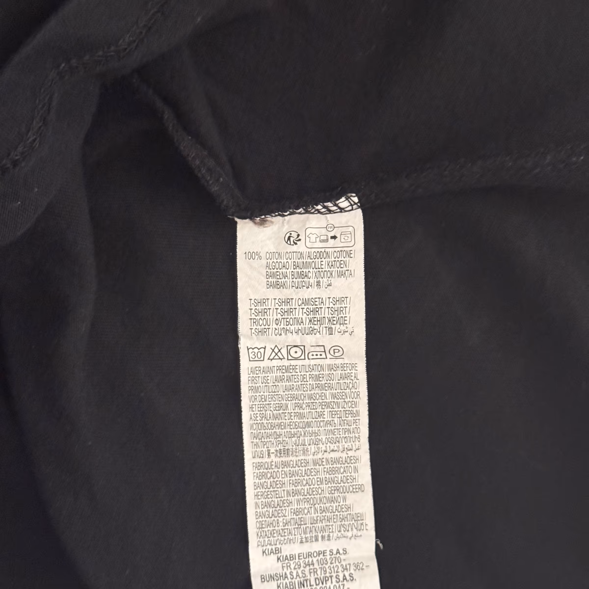 T-shirt básica preta com decote em V, fotografia 4