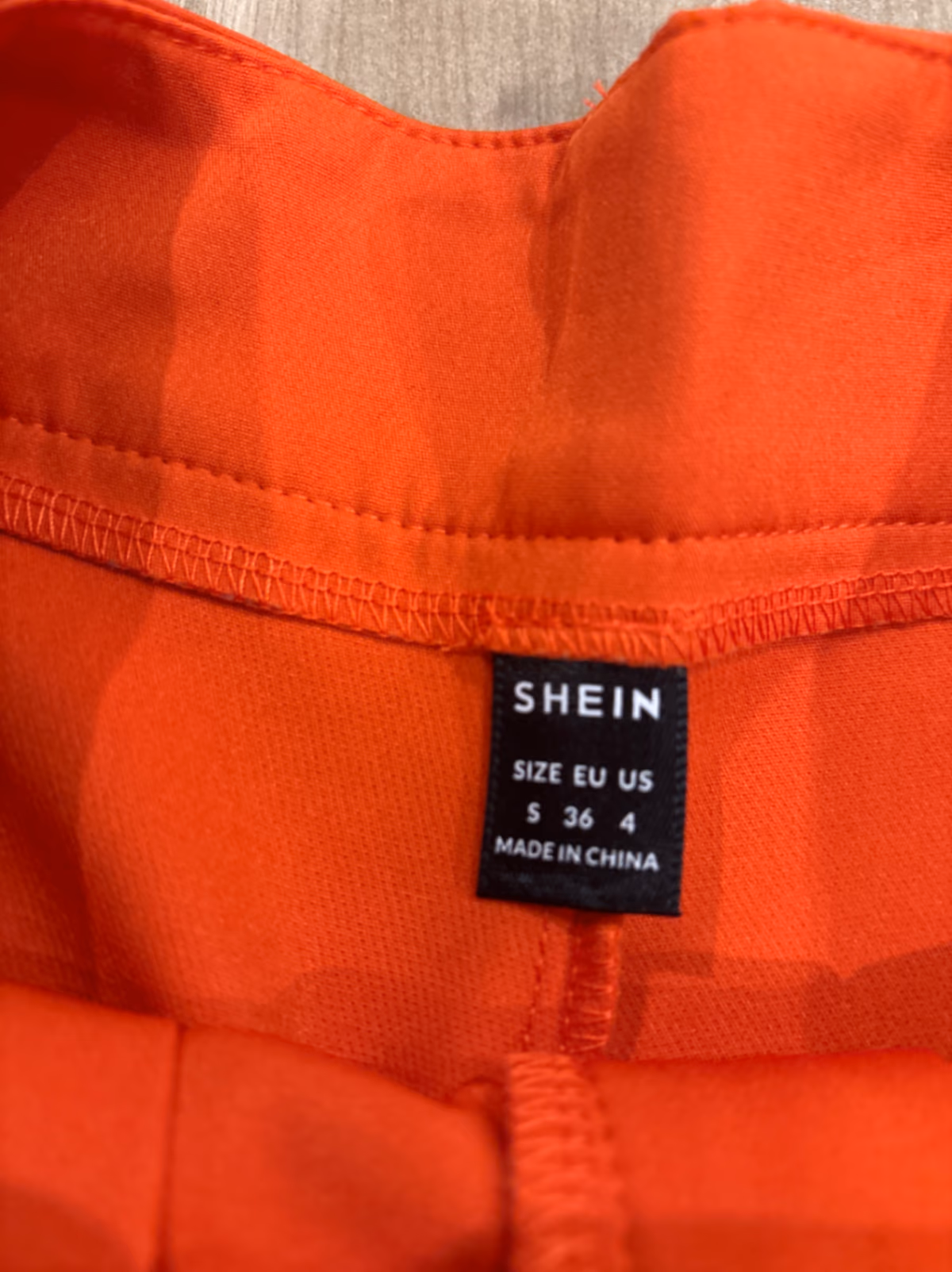 Pantalones cortos plisados de color naranja brillante y corte sastre, foto 2