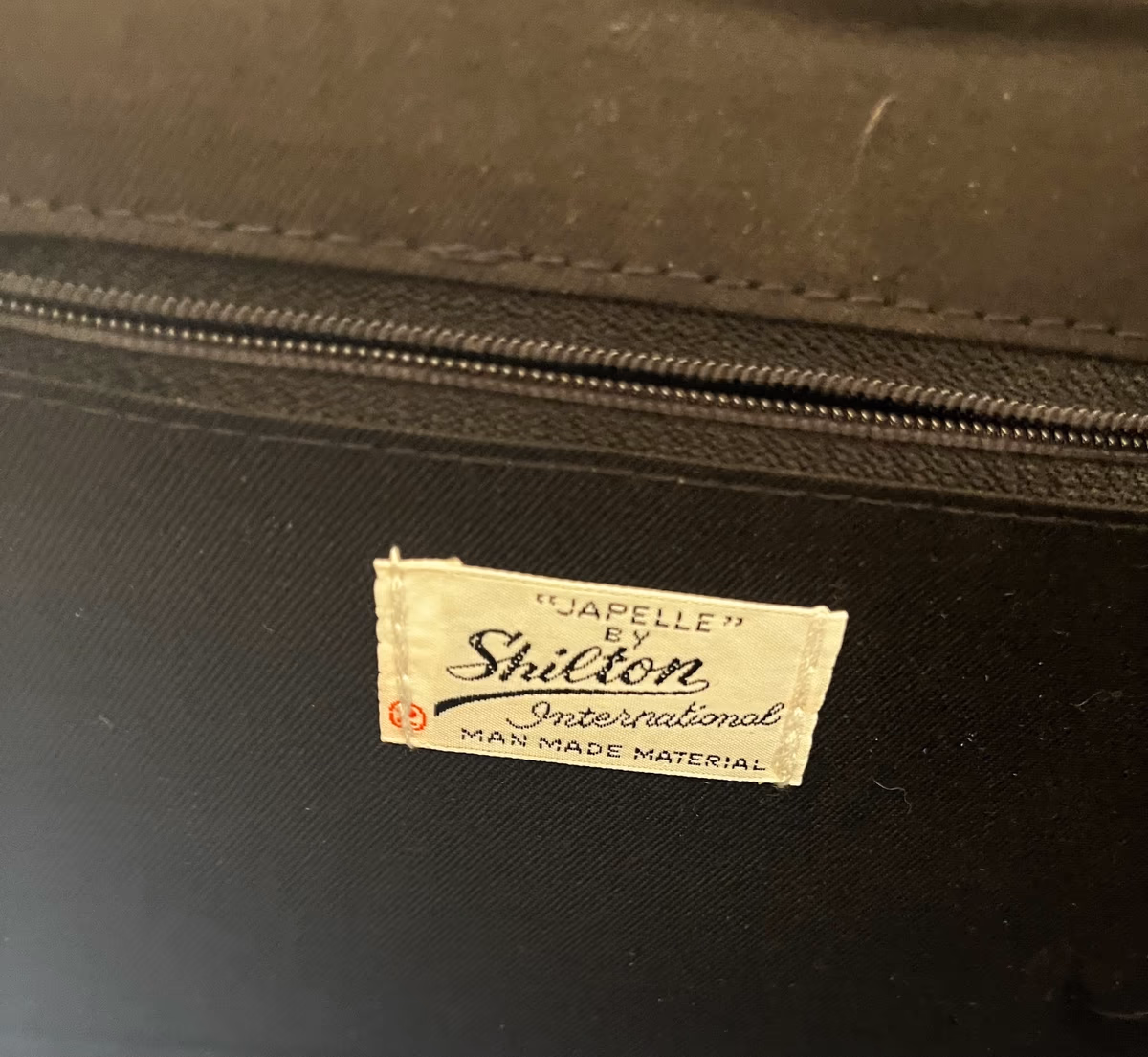 Bolsa de mão clássica preta envernizada, fotografia 7