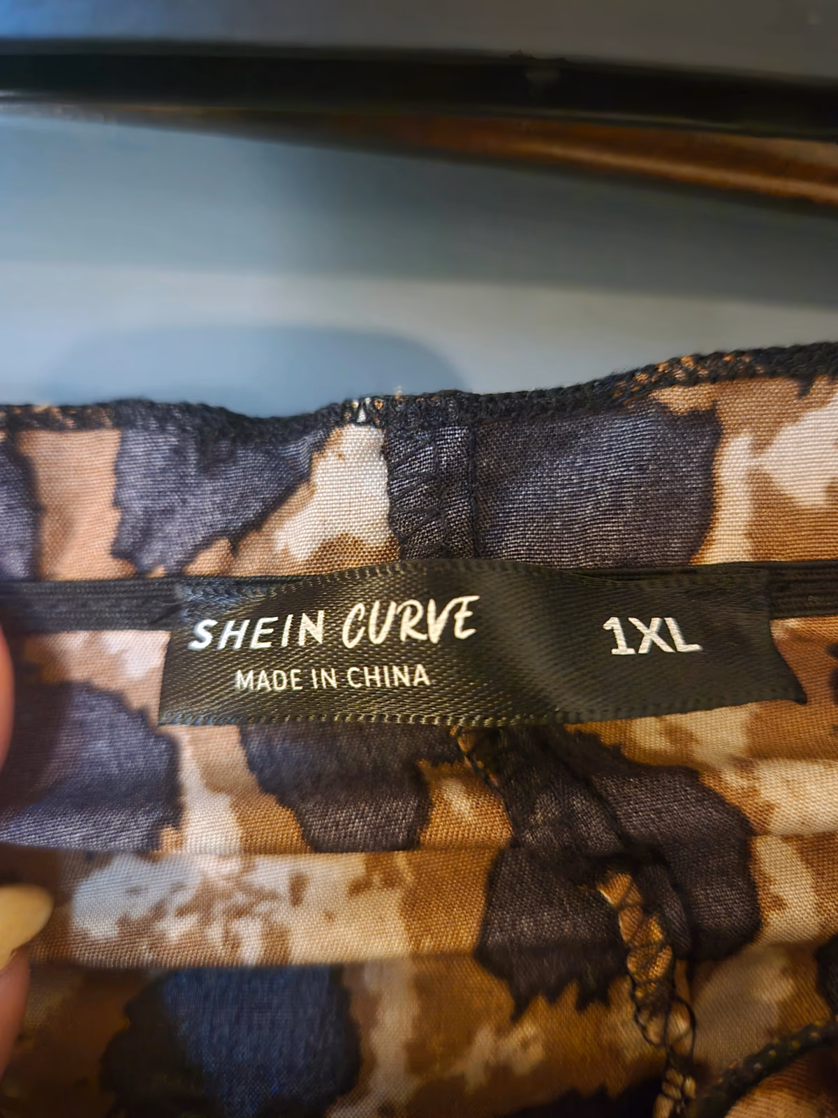 Top con cinturón, estampado de leopardo y hombros al descubierto de SHEIN Curve, foto 2