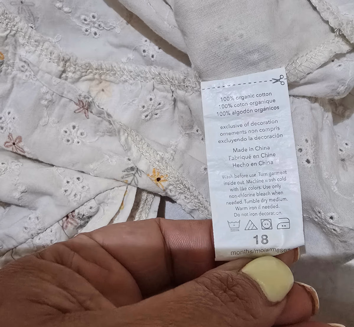 Vestido de bebé com bordados florais, fotografia 4