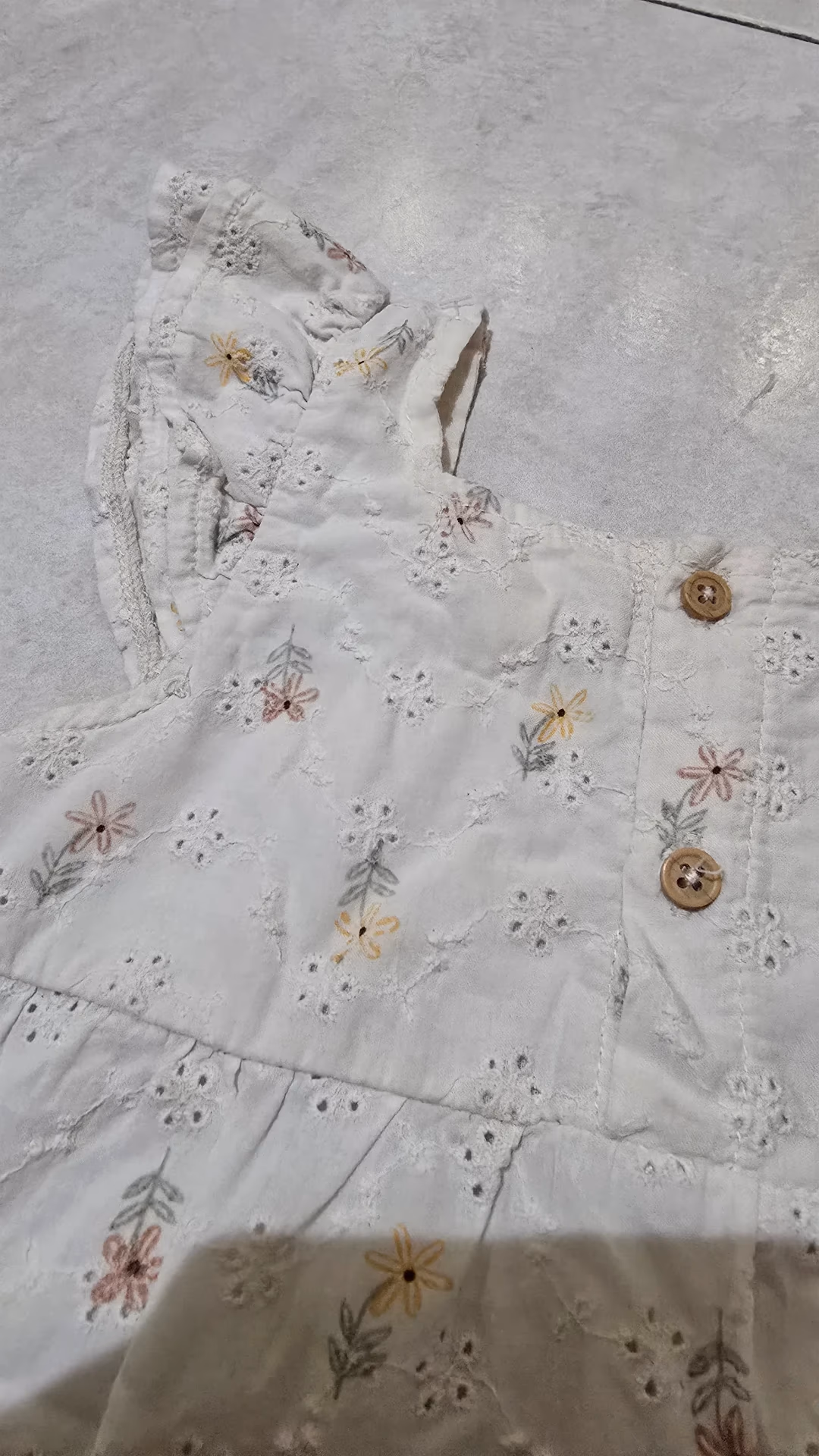 Vestido de bebé com bordados florais, fotografia 3