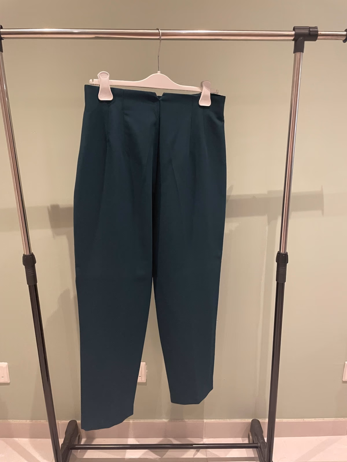 Pantaloni sartoriali a vita alta verde scuro, foto 4