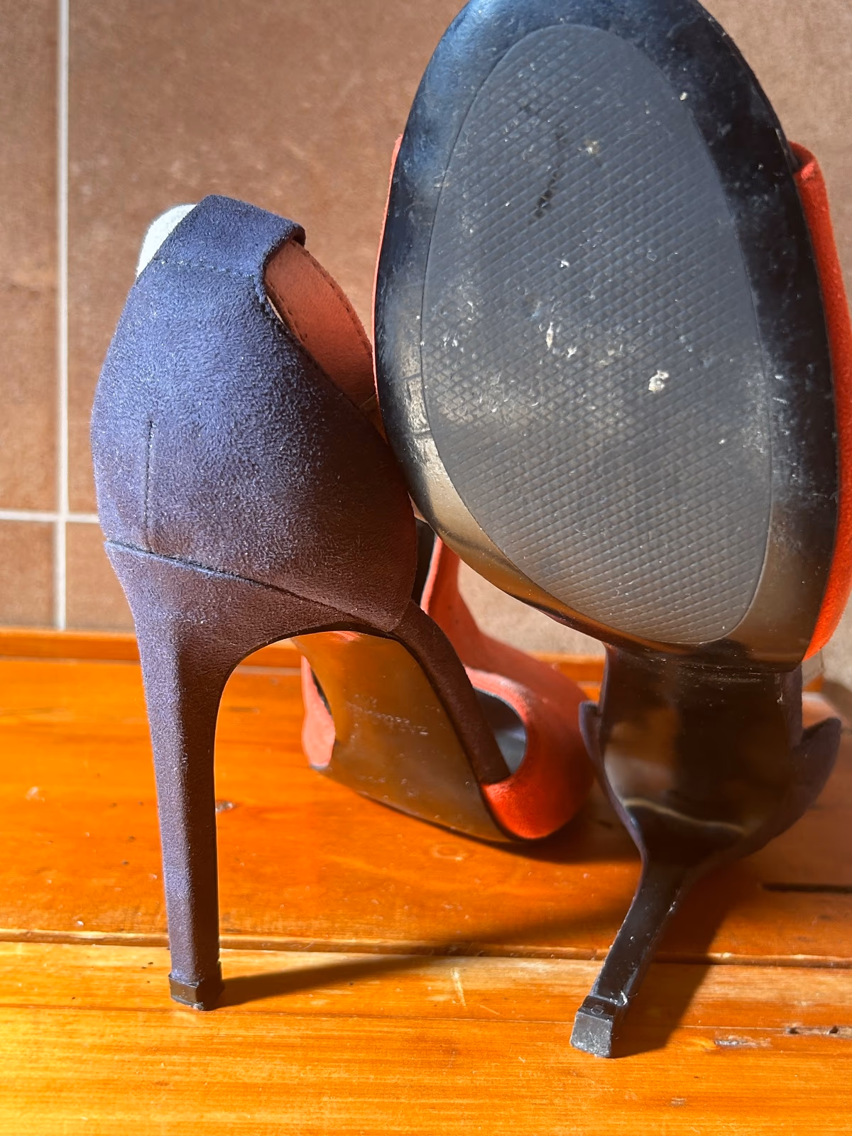 Sandali con tacco in camoscio rosso Zara, foto 4