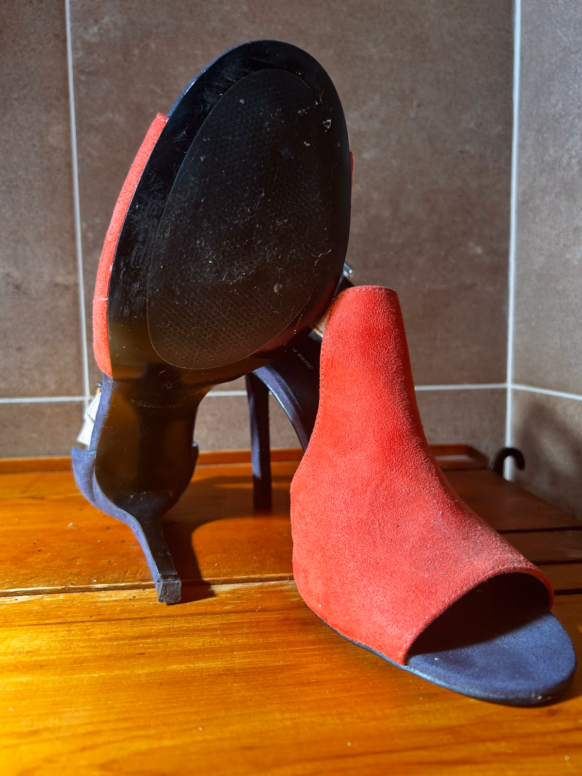 Sandali con tacco in camoscio rosso Zara, foto 5
