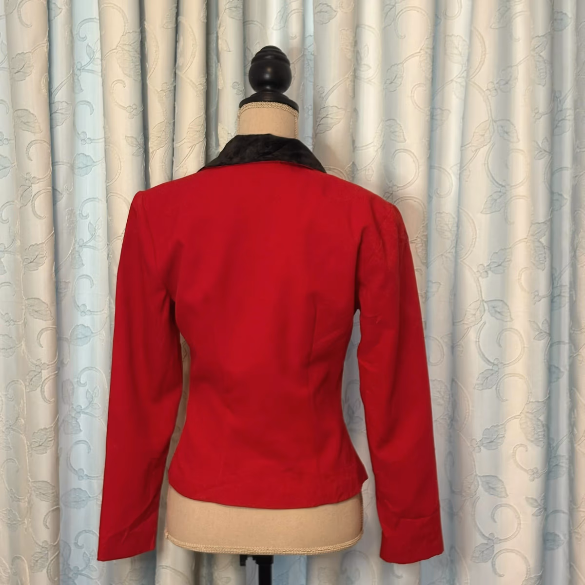 Alyn Paige Red Jacket Y2K, photo 2