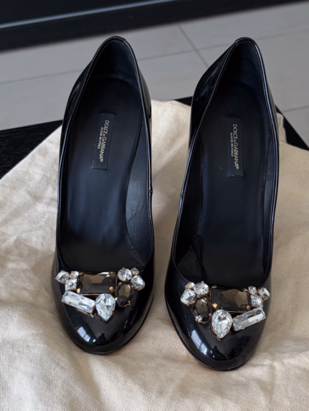 Sapatos de salto alto em couro envernizado preto com detalhes decorativos, fotografia 4