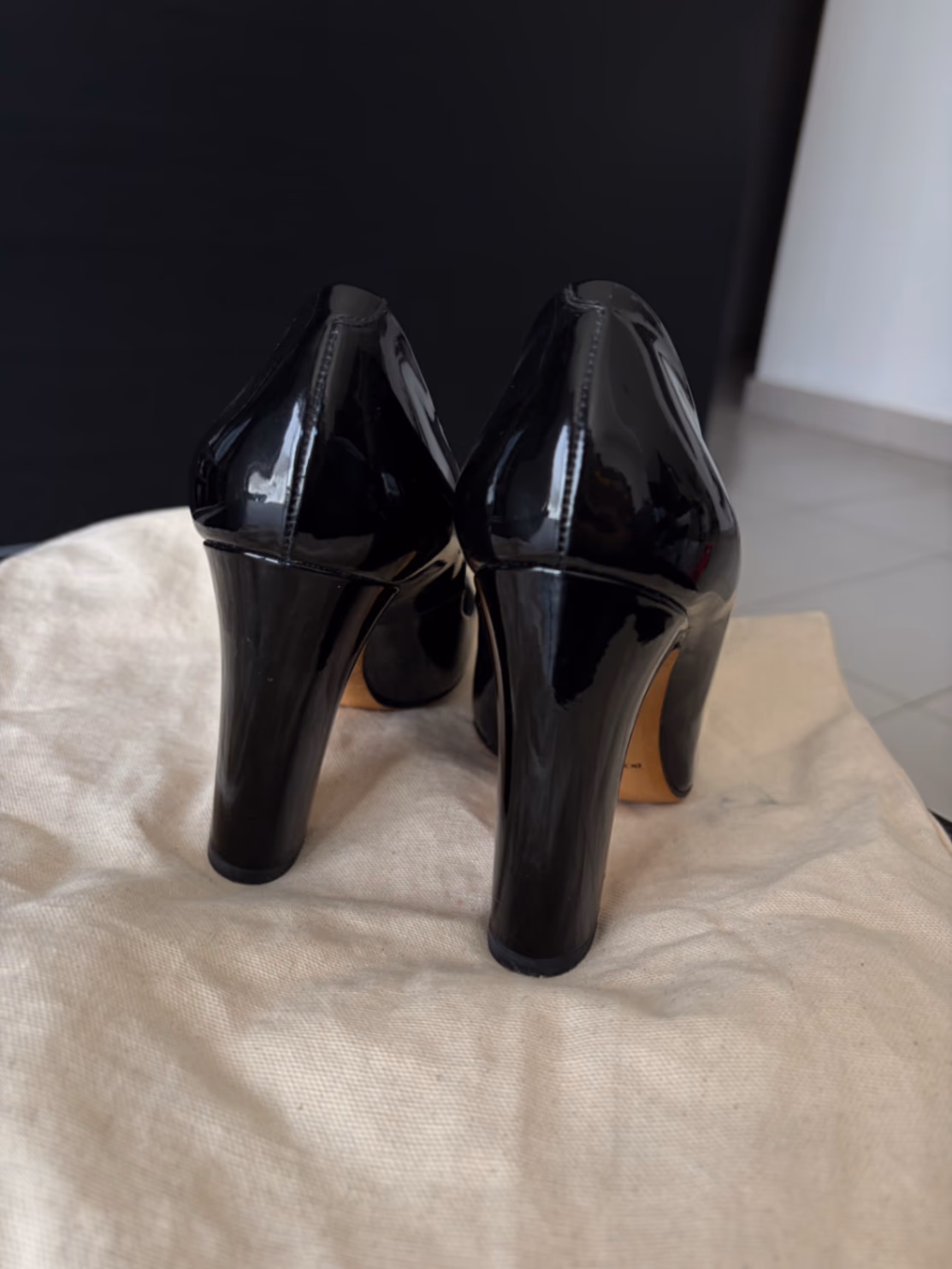 Sapatos de salto alto em couro envernizado preto com detalhes decorativos, fotografia 5