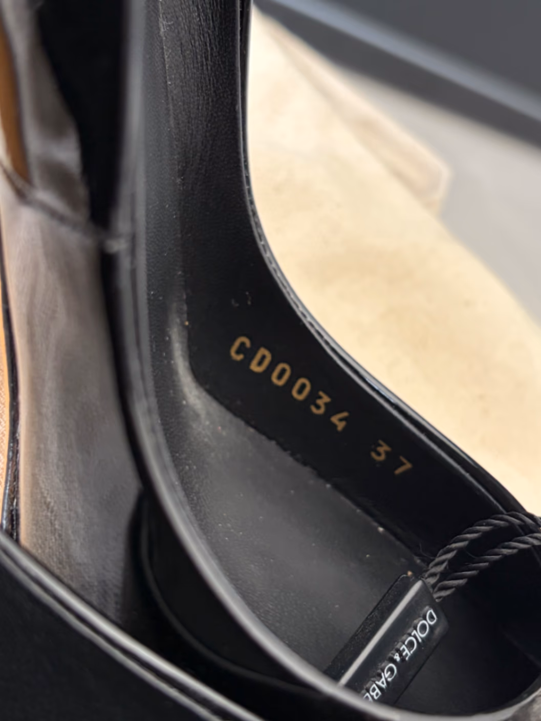 Sapatos de salto alto em couro envernizado preto com detalhes decorativos, fotografia 7