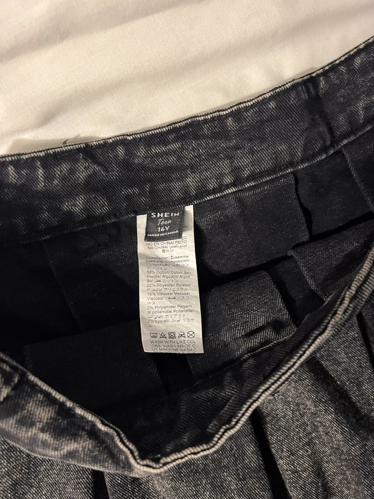 Minigonna in denim nero a pieghe, foto 4