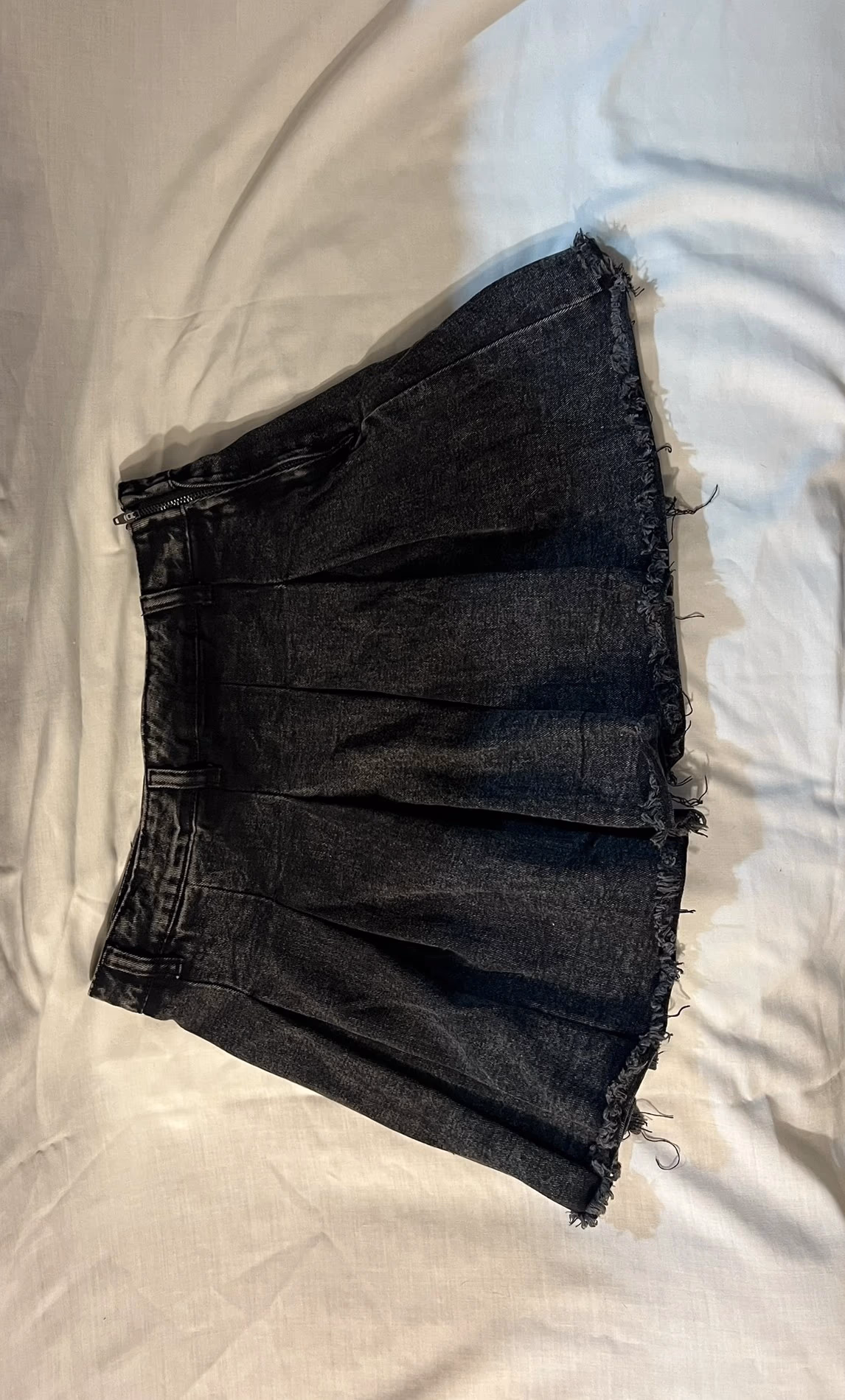 Minigonna in denim nero a pieghe, foto 3
