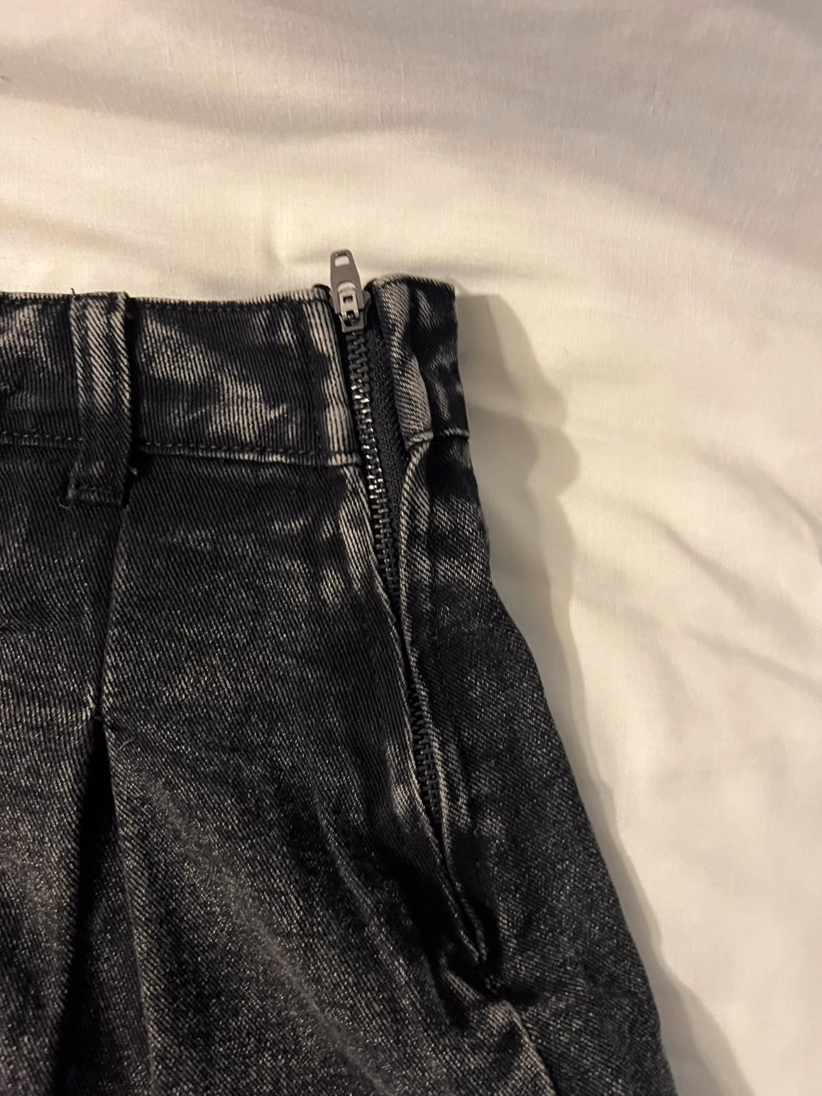 Minigonna in denim nero a pieghe, foto 2