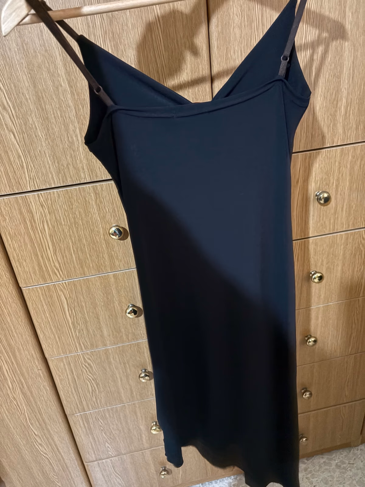 Vestido midi sencillo negro tipo camisola, foto 2