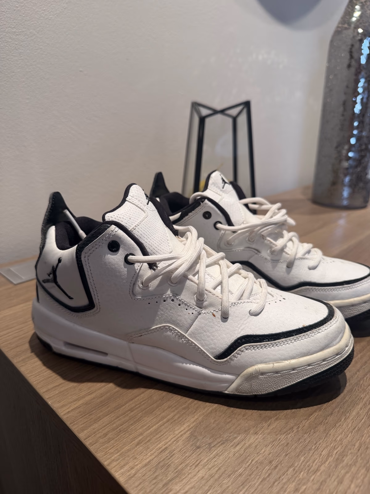 Sneakers Jordan bianche e nere 37,5 eu Like New , photo 3