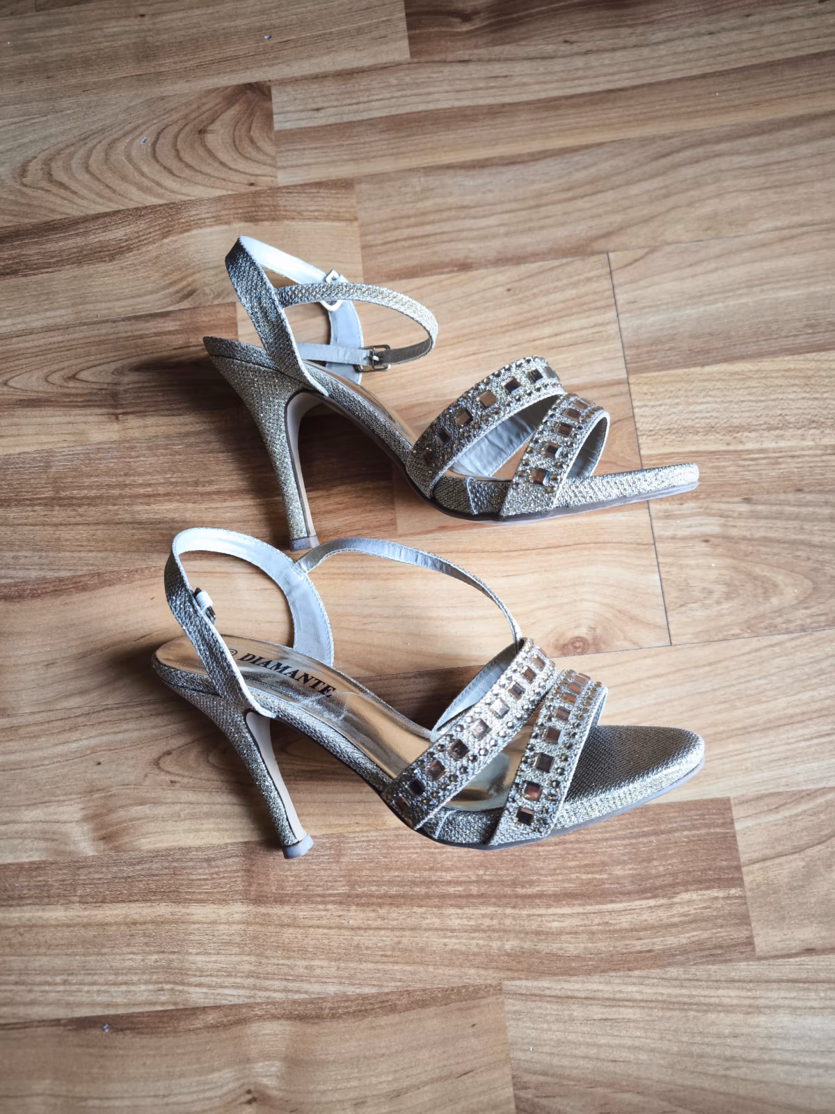 Sandalias de tacón de aguja doradas brillantes, foto 2