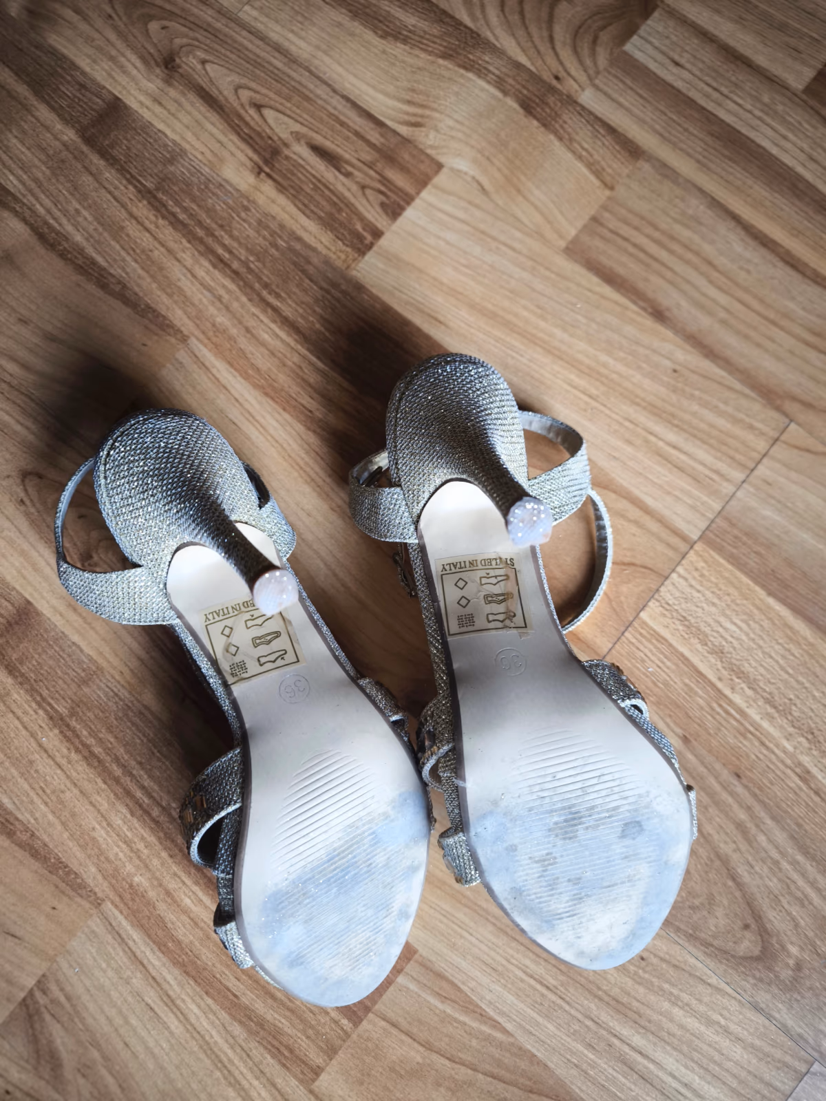 Sandalias de tacón de aguja doradas brillantes, foto 3
